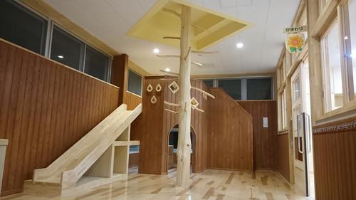 さみずっ子保育園園内写真。滑り台など立体遊具