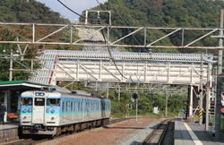 牟礼駅を走る電車