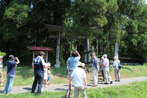 神社訪問の様子の写真