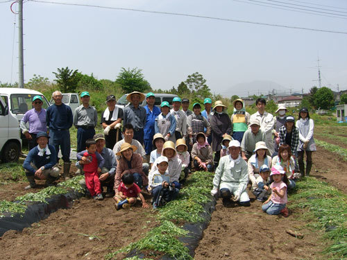 サツマイモの苗を植えた後の集合写真