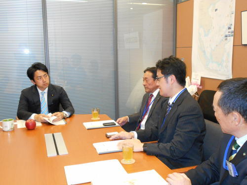 小泉進次郎衆議院議員と談話中の写真