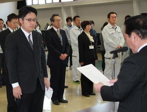 副町長の小澤氏（前参与）に辞令が交付されている写真
