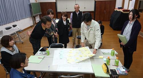 参加者が出来上がった町の地図を見ている写真