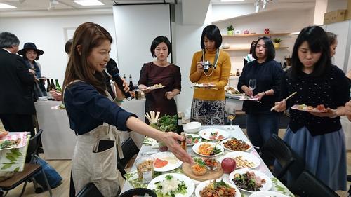 講師のKAORUさんの説明を聞きながら試食会の写真